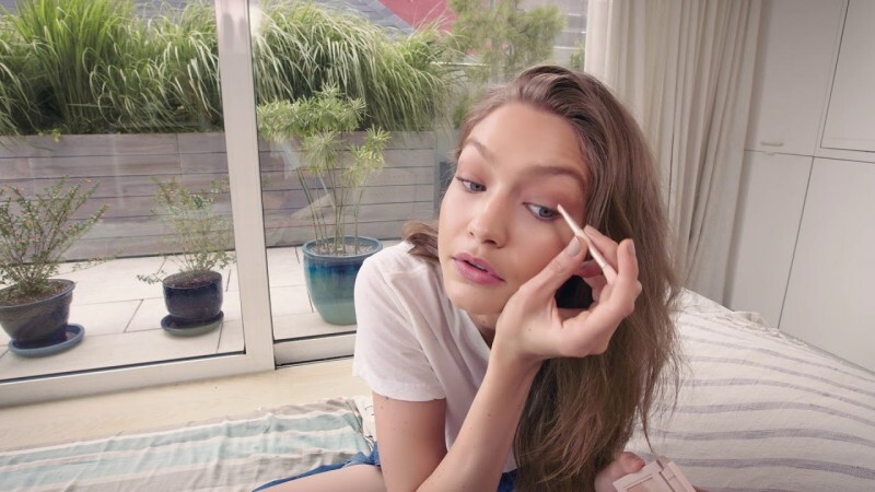 Gigi Hadid親身示範！用自家設計的妝品化出West Coast Glow Look
