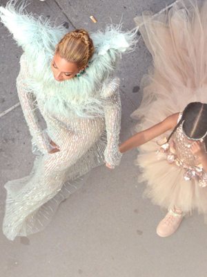 Beyoncé 帶女兒出席頒獎典禮這樣穿 潮爆全場！