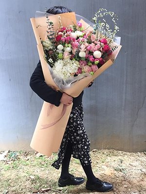 【韓國流行】人一樣高的巨型花束