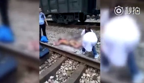 重慶男爬火車頂拍「抖音」碰觸高壓纜燒死