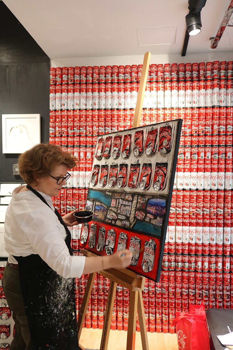 法國環保藝術家Sophie Costa 香港辦個人展覽 即場創作以「可口可樂」罐「藝術再生」