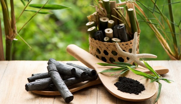 竹炭和石灰是近年十分普及的天然吸濕劑