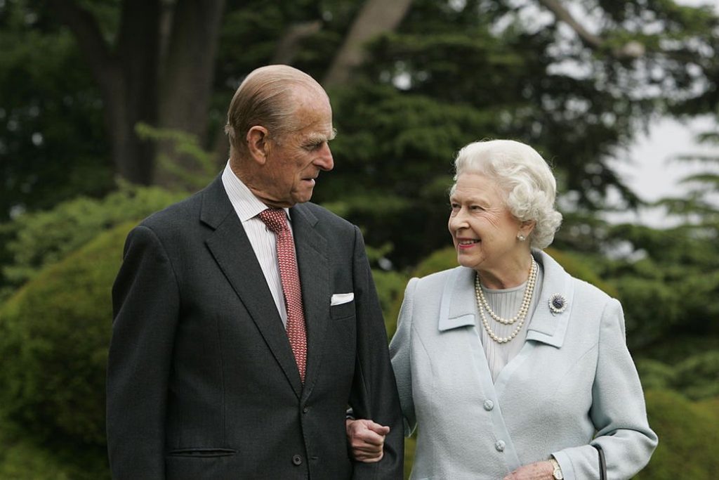 【愛很簡單】相伴超過70年，回味英女皇與菲臘親王的白金婚姻