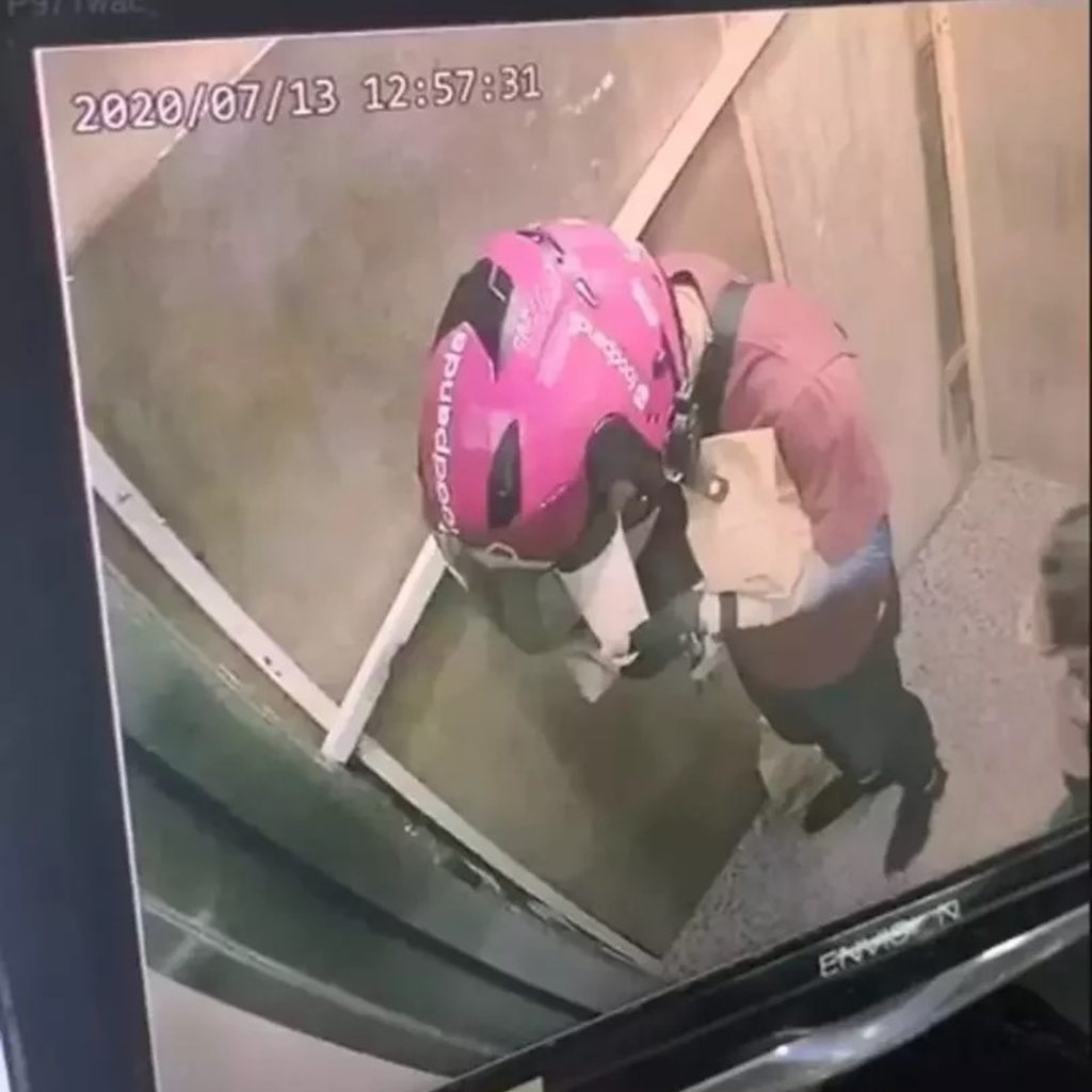 台灣Foodpanda的外賣速遞員被拍到在電梯內偷飲