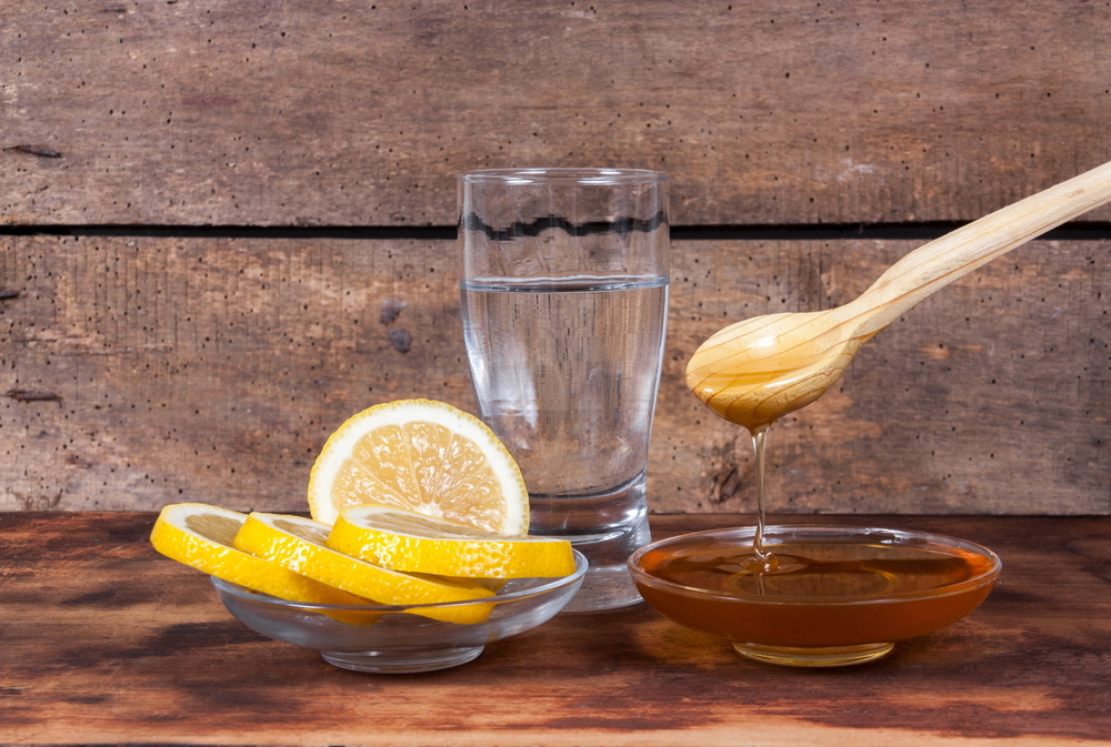 不少人飲水時習慣加入檸檬或蜂蜜