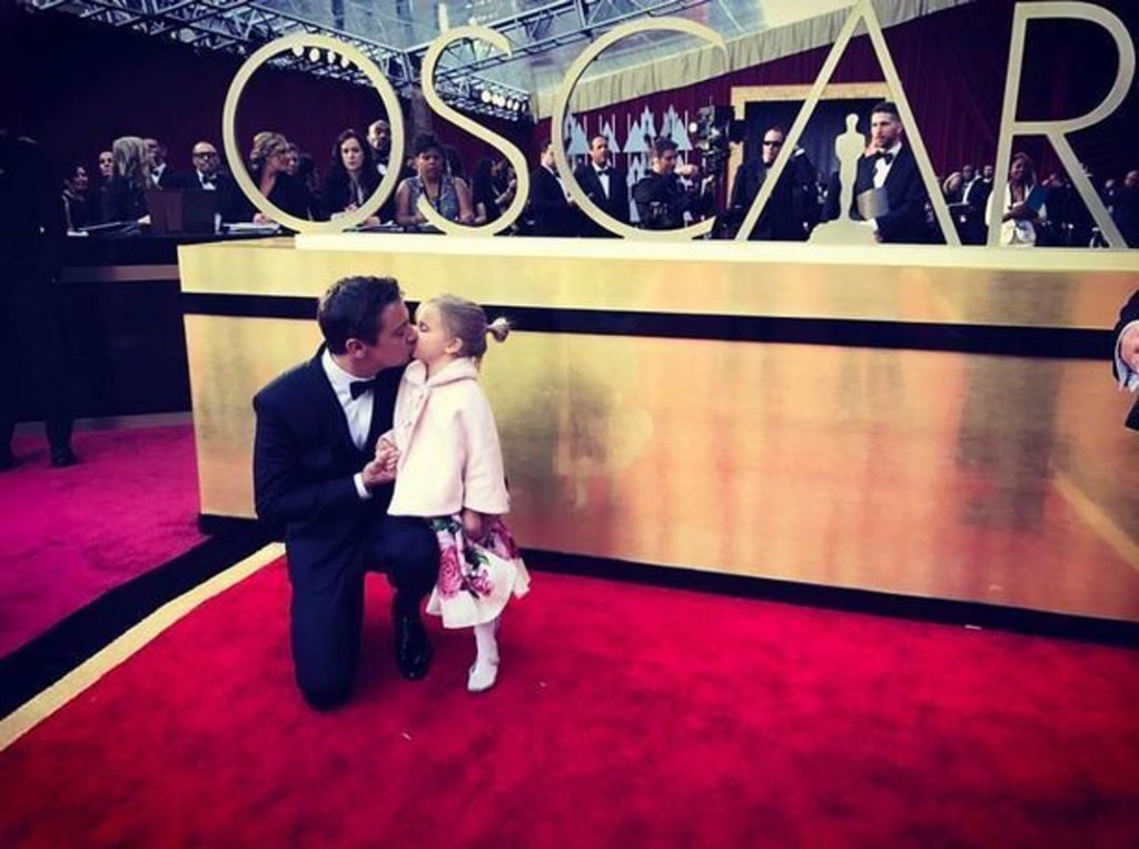 Jeremy Renner謝洛美維納與女兒