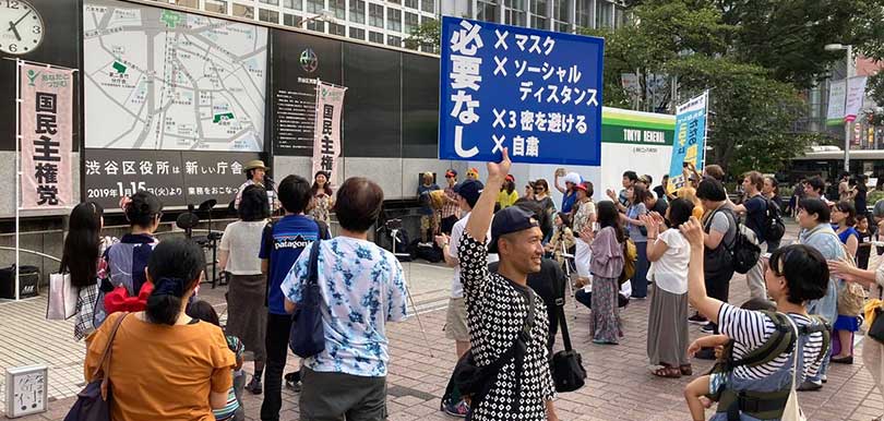 日本驚現「邪教」將新冠肺炎視作新世界之神 街頭呼籲：讓我們脫下口罩並微笑