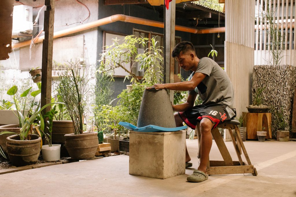 在菲律賓採購天然原料並由當地工匠以巧手雕琢出的別緻家具和飾品