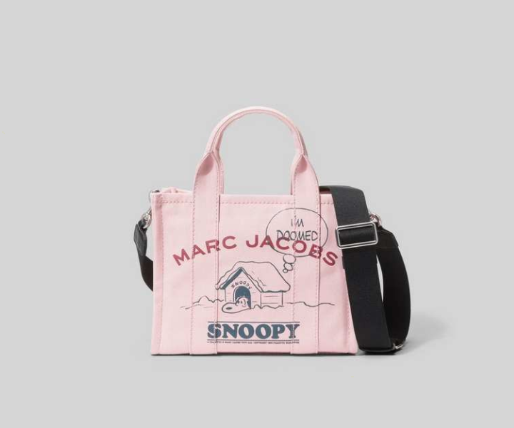 MARC JACOBS x 史努比MINI TOTE BAG （HK$ 2,390）