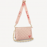 Coussin PM手袋來自Nicolas Ghesquière精心創作的Fall In Love限量系列，蓬鬆的小羊皮綴有Monogram壓花圖案，珍珠色調散發出光影輪廓蜜粉般的美感。可拆式LV粗鏈帶可作肩背攜帶，亦有可供斜背攜帶的紡織布帶，而袋身則綴有彷如以唇膏繪畫的細小心形圖案。