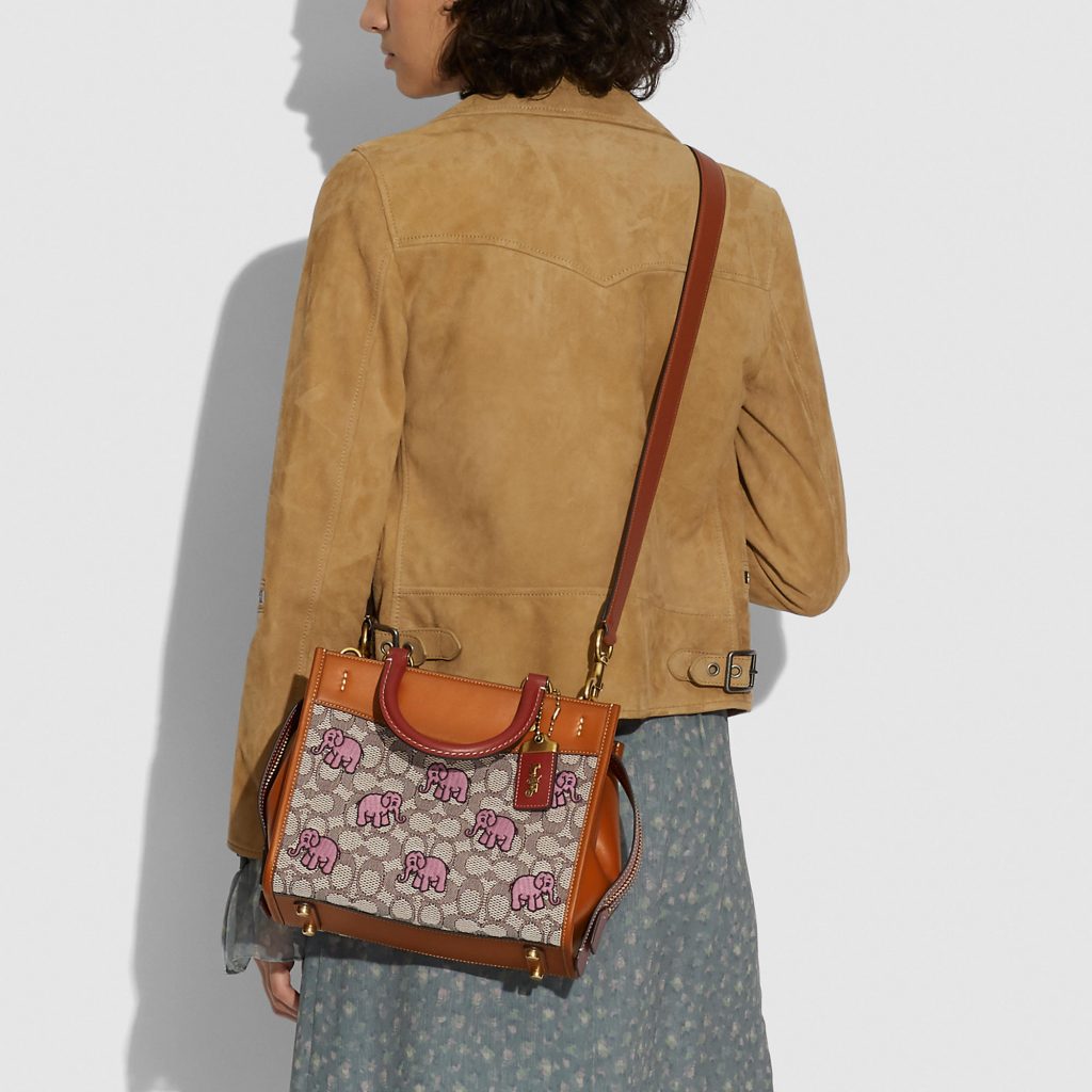 Coach ROGUE 25 經典 SIGNATURE 緹花面料大象主題刺繡手袋（HKD 6,250）