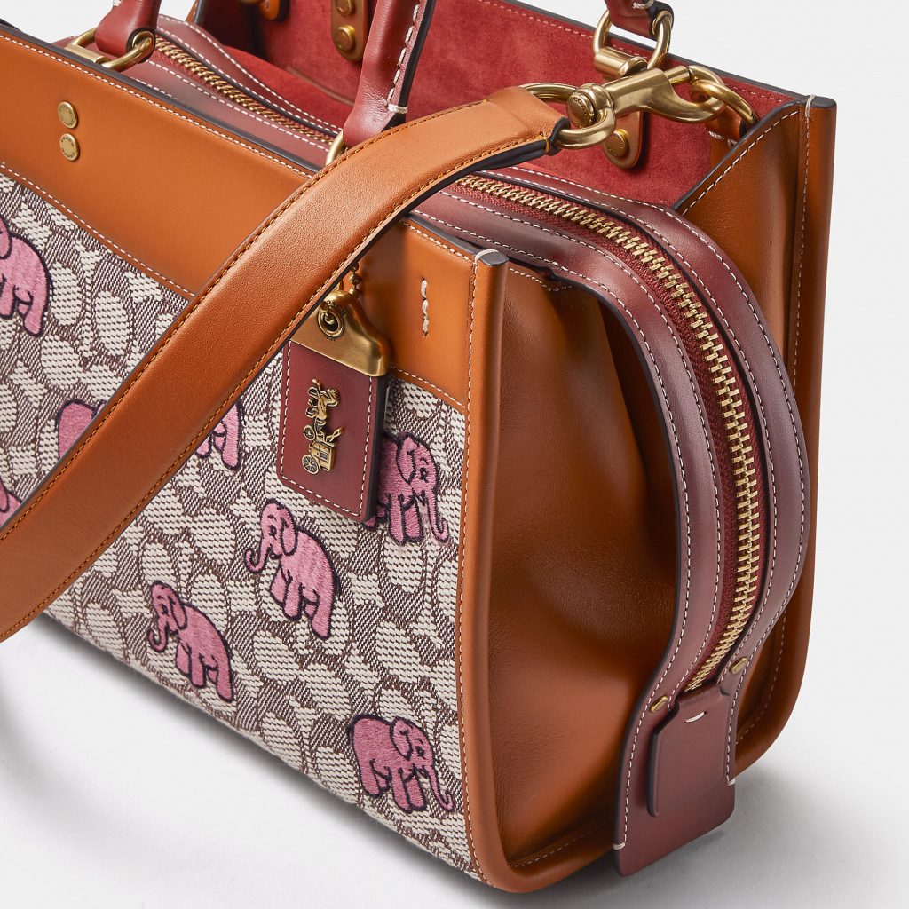 Coach ROGUE 25 經典 SIGNATURE 緹花面料大象主題刺繡手袋（HKD 6,250）