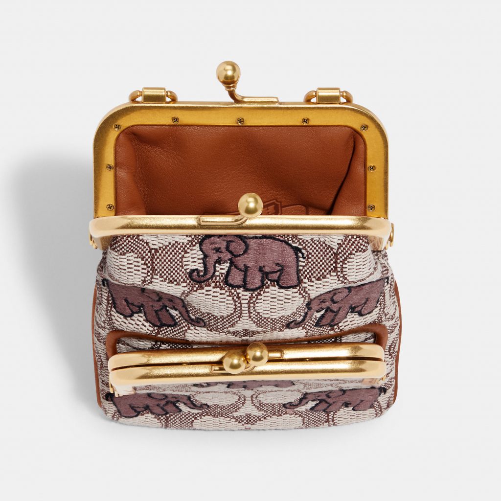 COACH DOUBLE FRAME 12 經典 SIGNATURE 緹花面料大象主題刺繡雙框斜背手袋（HKD 4,950）