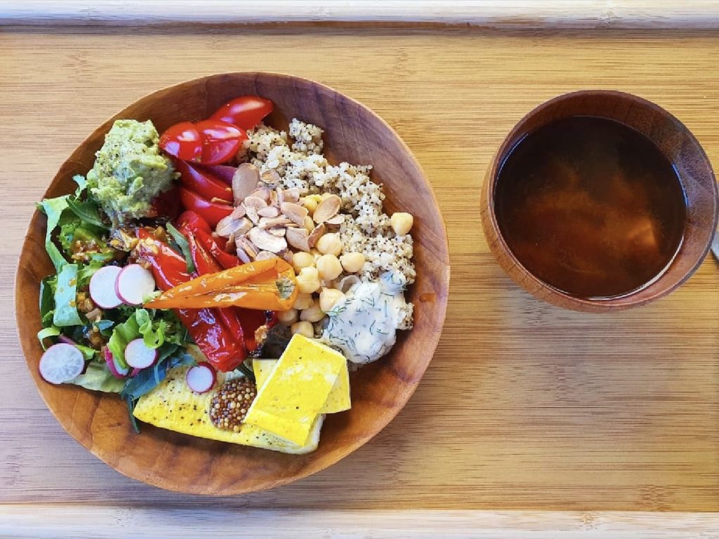 長年茹素的李荷妮以堅果、石榴等蔬果為主食（李荷妮Instagram圖片）