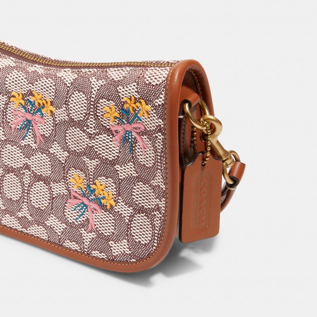 COACH SWINGER 經典 SIGNATURE 緹花面料花束主題刺繡手袋( HKD 3,200)