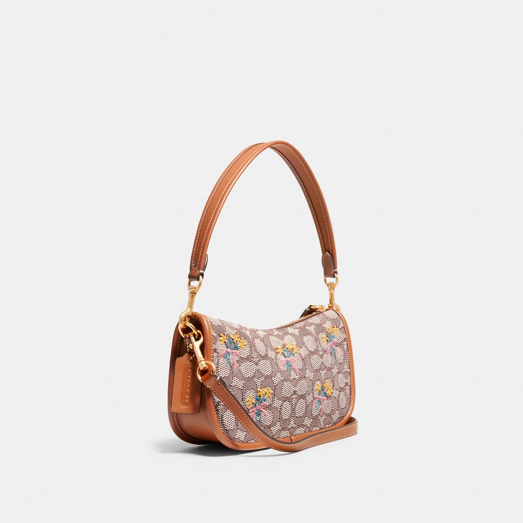 COACH SWINGER 經典 SIGNATURE 緹花面料花束主題刺繡手袋( HKD 3,200)