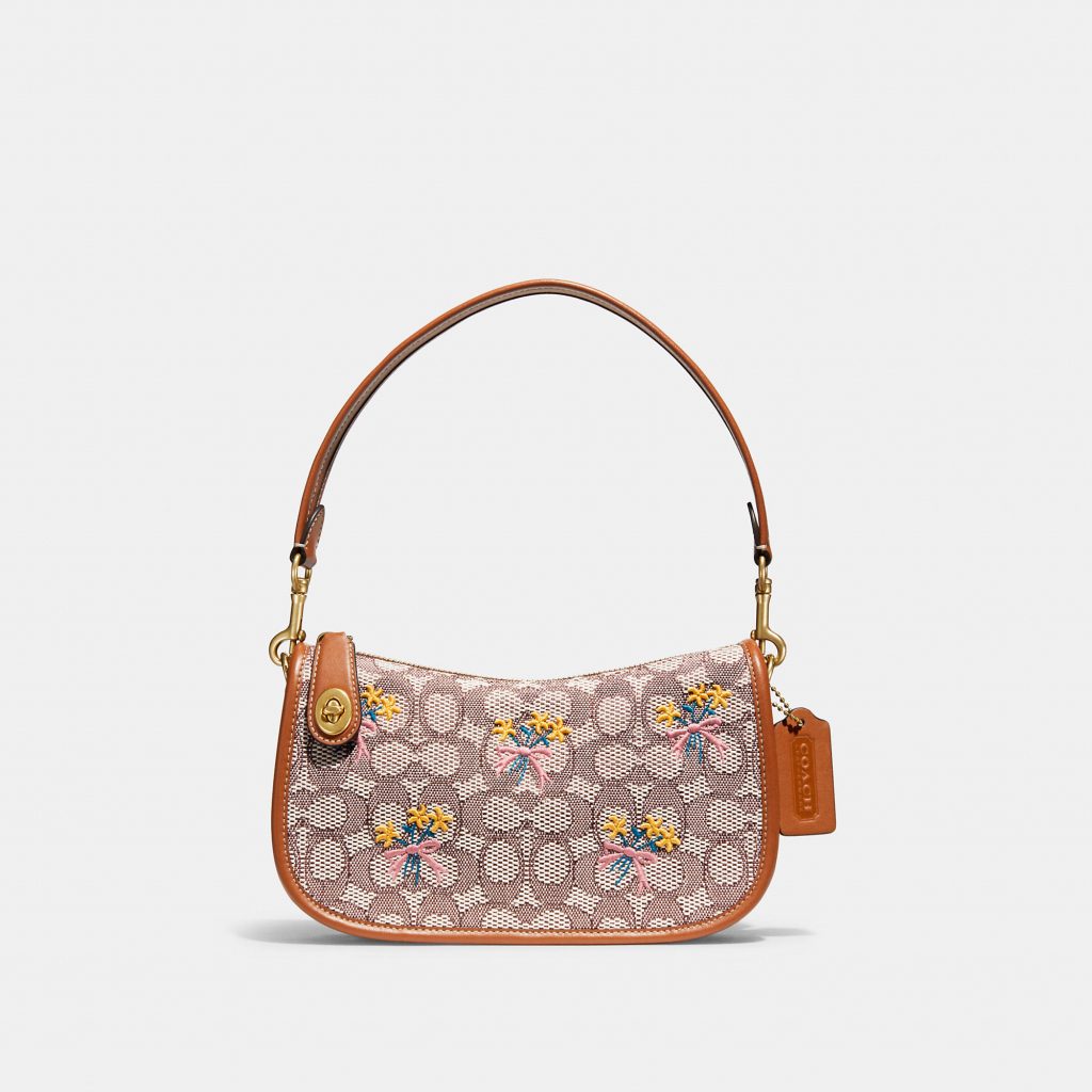 COACH SWINGER 經典 SIGNATURE 緹花面料花束主題刺繡手袋( HKD 3,200)
