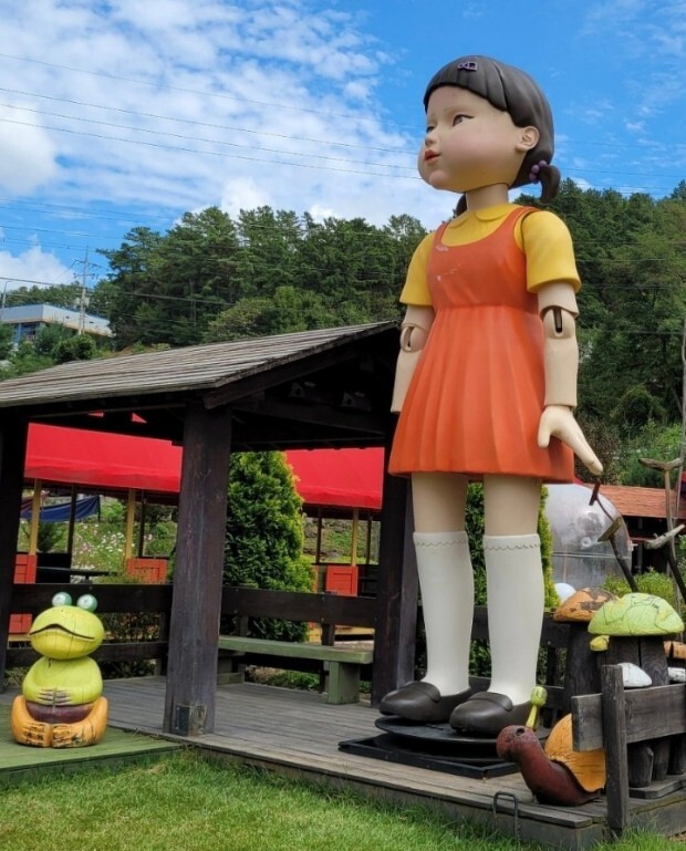 《魷魚遊戲》拍攝結束後，殺人娃娃被移到韓國的鎮川馬車博物館。