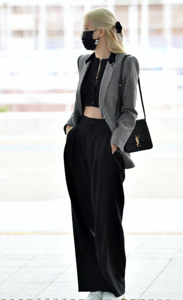 Rosé穿著SAINT LAURENT西裝外套搭配NORTH/SOUTH KAIA包，從韓國仁川機場出發前往巴黎