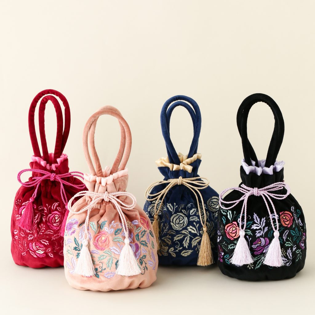 ANNA SUI HOME Francfranc手挽布袋，袋面帶玫瑰花刺繡，色丁裡布及流蘇索繩用色都經特別配襯，小物袋可容納銀包、手提電話等，方便隨身 攜帶必需品，共4款。各HK$300