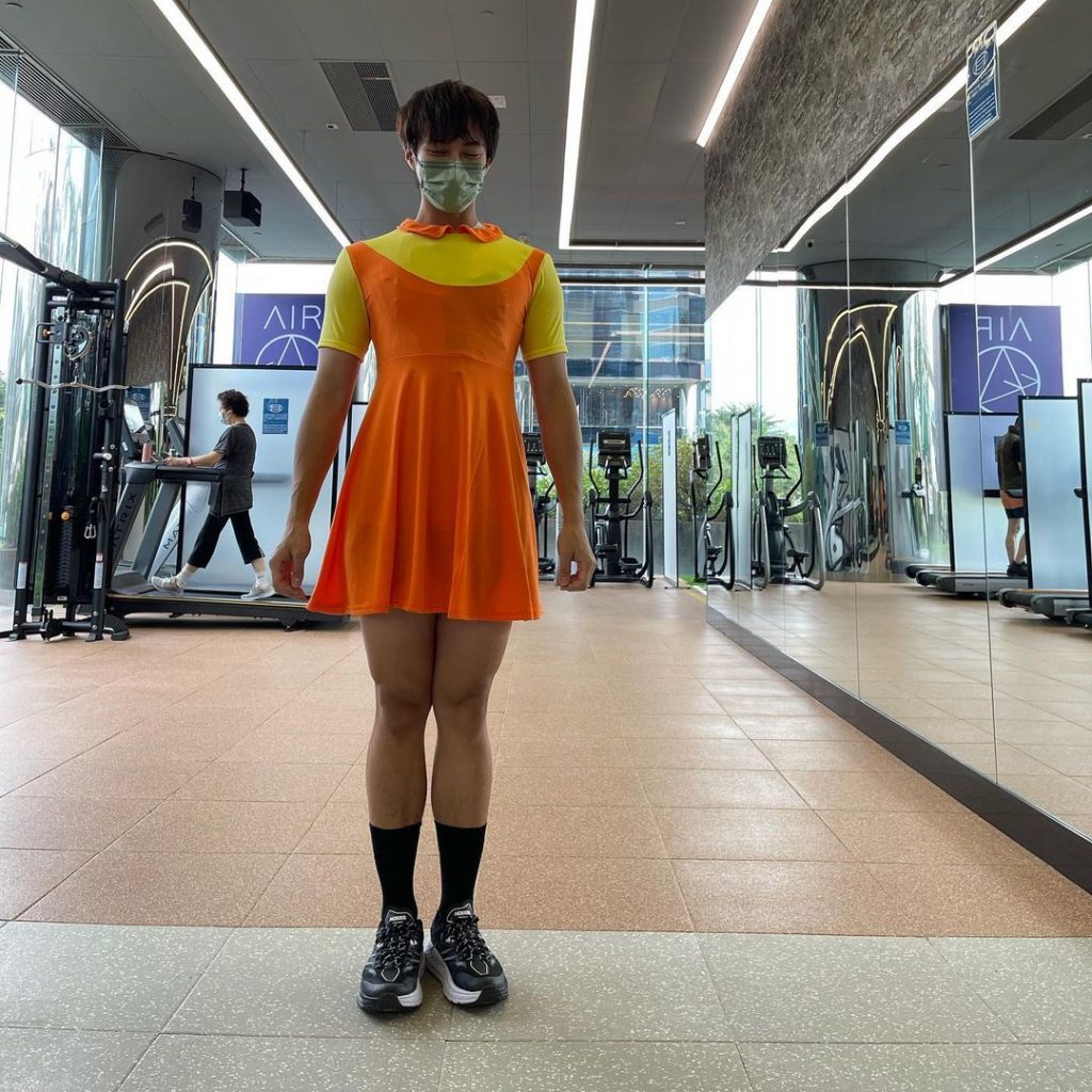 吳業坤著《魷魚遊戲》中的「一二三，木頭人」娃娃打扮做GYM。