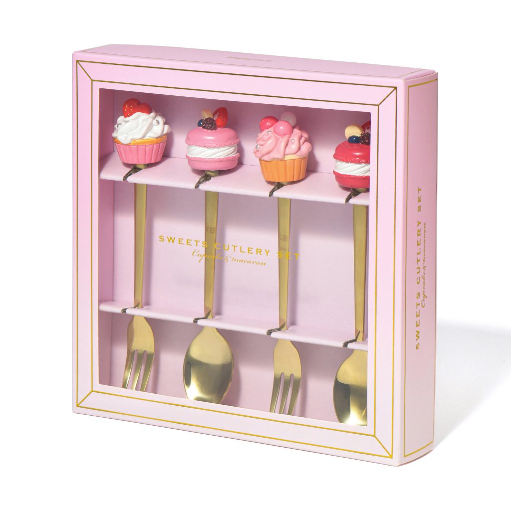 SWEETS 餐具套裝以甜品造型設計，包括茶匙 x 2、甜品叉 x 2。HK$150