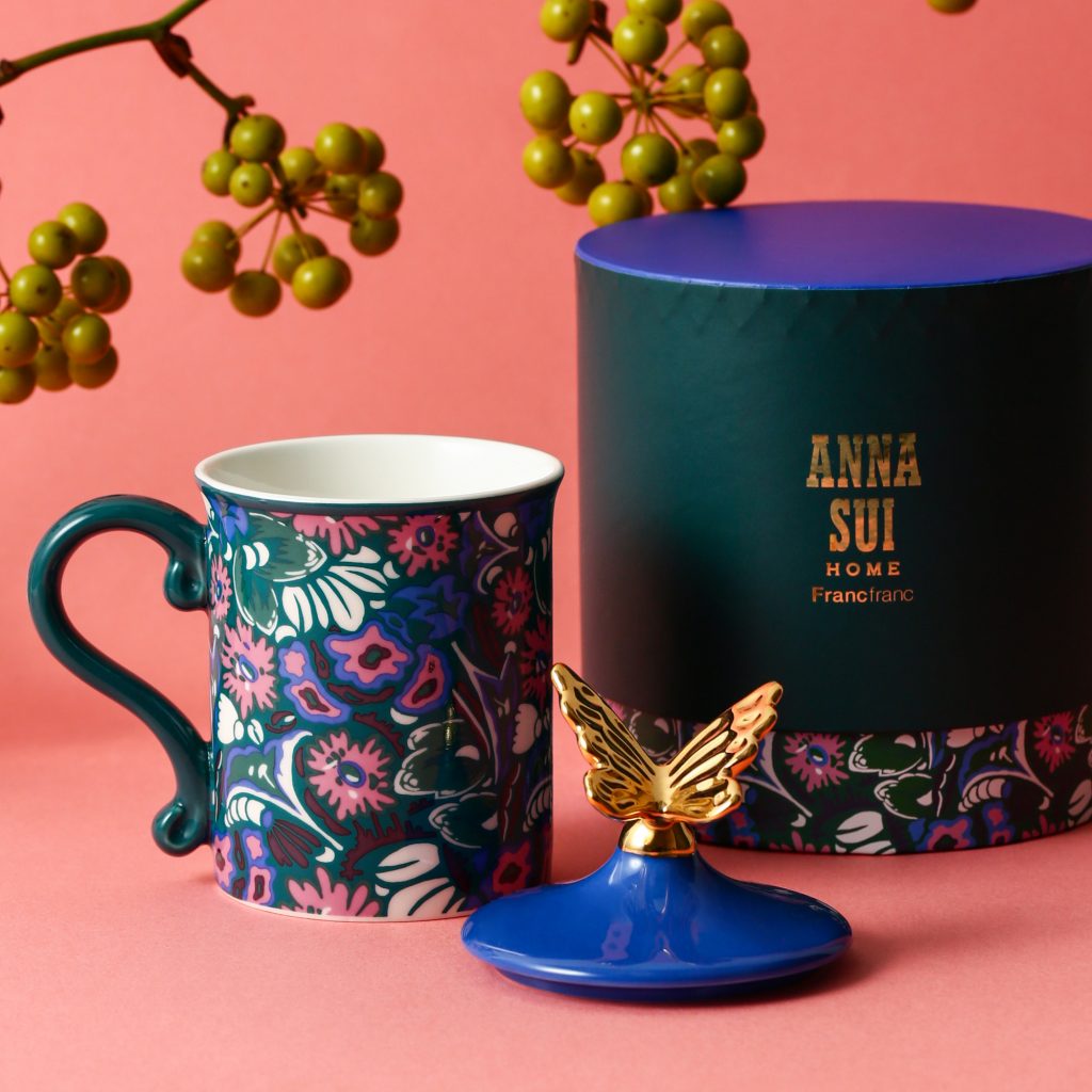 ANNA SUI HOME Francfranc水杯以具代表性的蝴蝶和玫瑰標誌作為水杯杯蓋的設計，水杯上的圖案就有碎花、ANNA SUI店舖等。(Flower Blue) HK$220