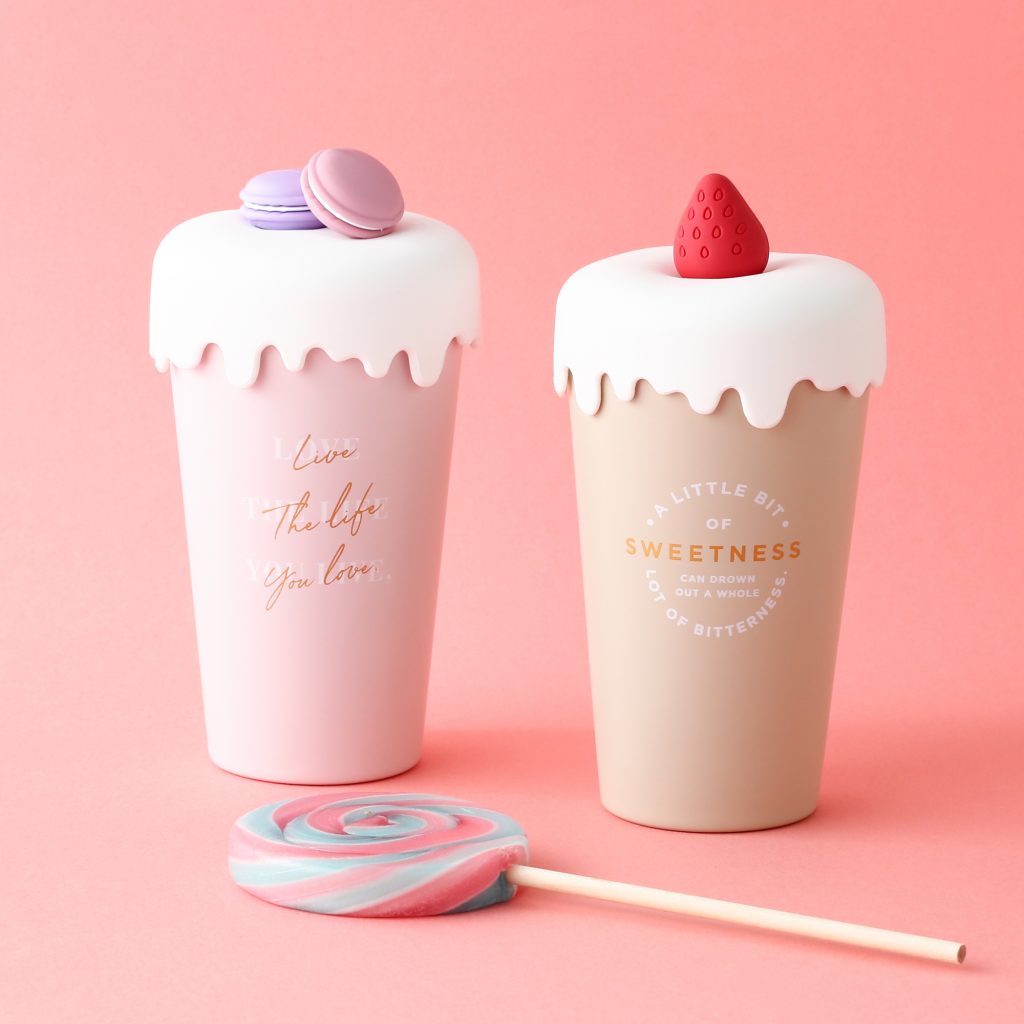 SWEET TUMBLER 馬卡龍/ 士多啤梨水杯，杯蓋以忌廉作造型，加上甜品馬卡龍/士多啤梨，水杯為兩層中空設計，保溫效果佳。HK$220