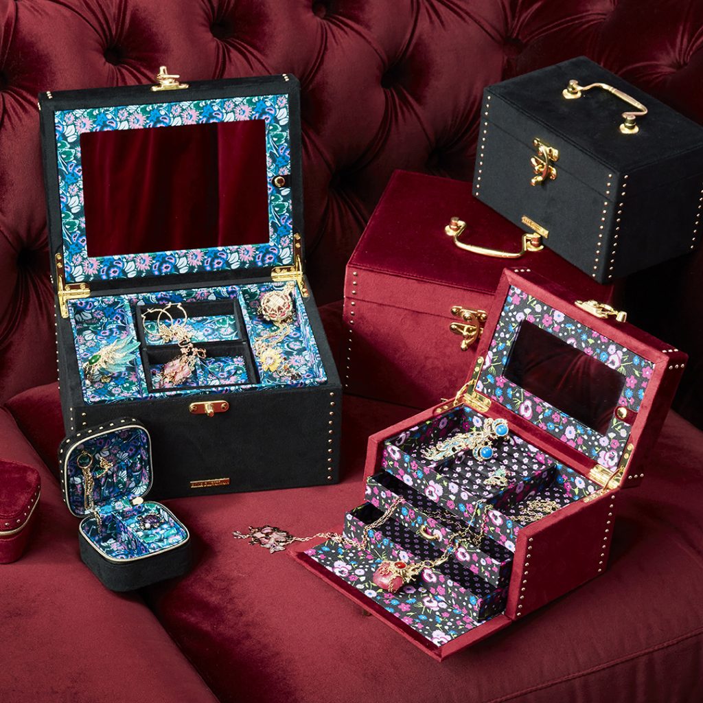ANNA SUI HOME Francfranc首飾箱系列加入金色飾釘、金屬飾件及Logo標誌飾牌，華麗感十足，可把飾物、手表等隨身物都收納好。HK$250/$750/$950/$1,000