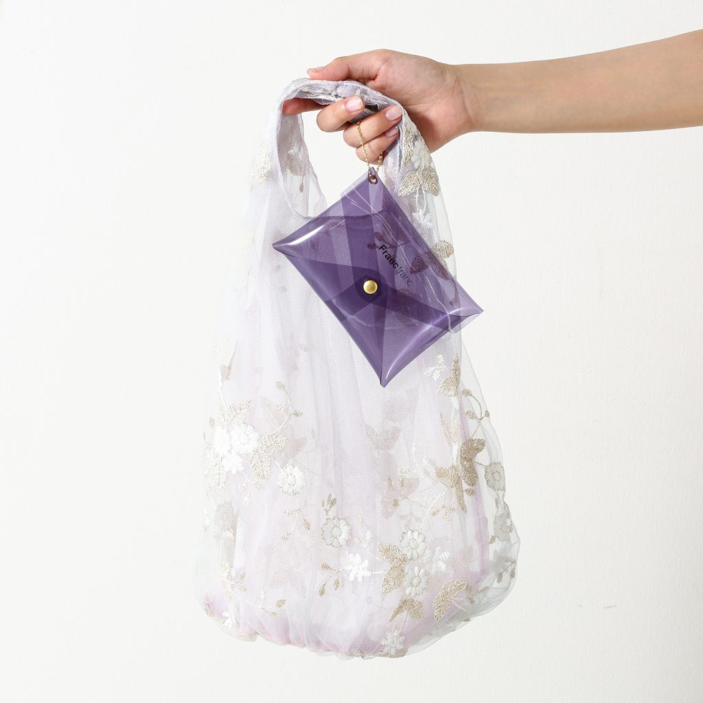 TULLE 碎花刺繡手挽袋用上不同色系配撘，可摺疊收納於附送啪鈕小物袋中，方便隨身攜帶使用。 HK$200
