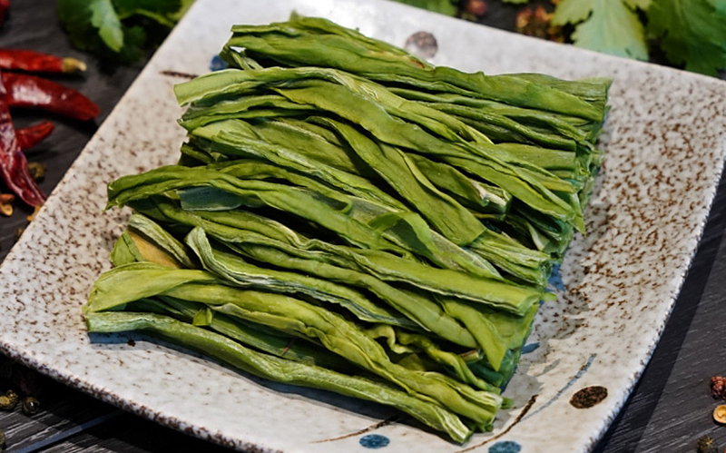 乾貢菜:把貢菜曬乾，加入火鍋中能吸收湯的麻辣香味，口感爽脆。