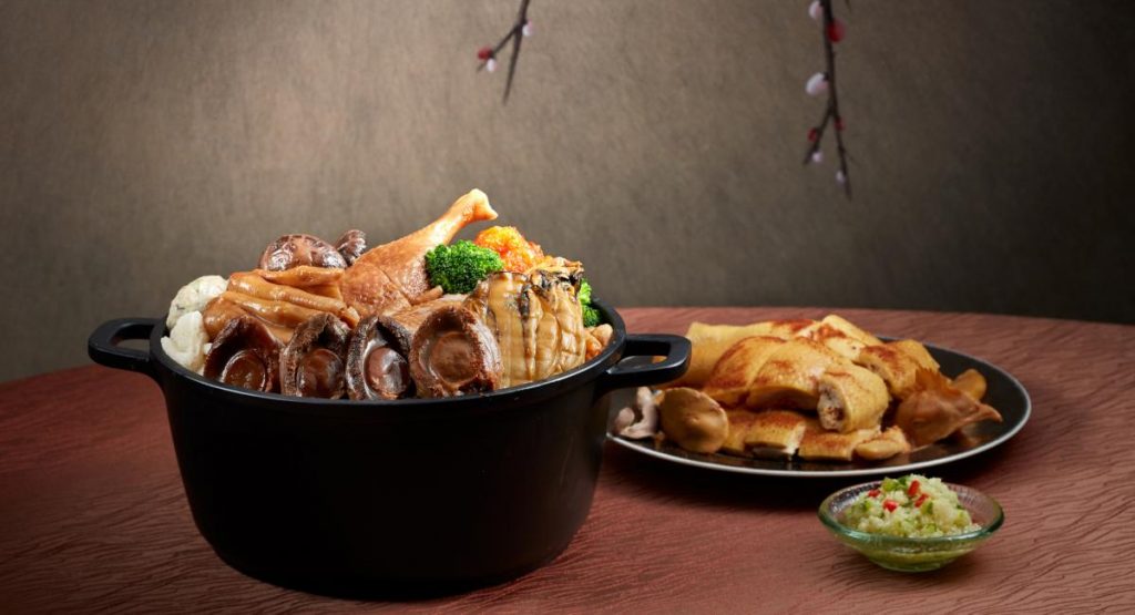 由米芝蓮三星級食府「新同樂」推出同樂鮑魚・鵝掌元蹄盆菜