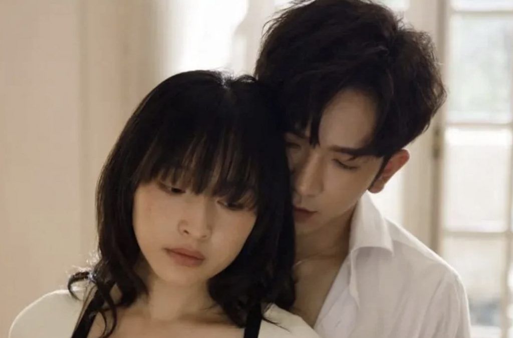 陳漢娜早前為盧瀚霆MV《不可愛教主》擔任女主角。