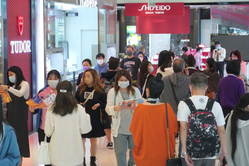 【上水廣場】由4月7日至5月20日期間，The Point會員只需於上水廣場 (2樓至5樓) 商戶以4大指定電子貨幣即日消費滿HK$8,000，即可享總值超過HK$800獎賞，包括HK$450商場優惠券及HK$388禮品；即日消費滿HK$50,000，即可享總值近HK$5,000獎賞，包括HK$4,000商場優惠券及HK$920禮品；即日消費滿HK$120,000，更可享總值近HK$14,500獎賞，包括HK$13,000商場優惠券及AirPods第三代 (價值HK$1,499)。獎賞總值高達HK$20,000同時還可賺取積分，各款商場贈券更分別適用於場內多間人氣商戶。