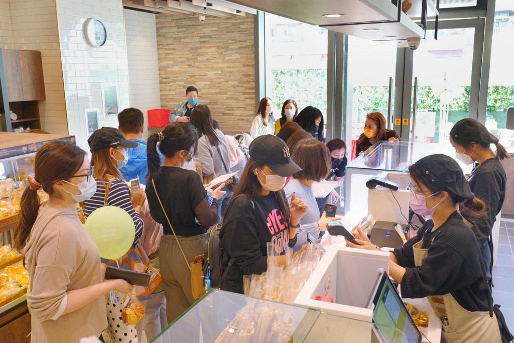 【PopWalk天晉滙】由4月15日起至6月30日，The Point 會員於PopWalk天晉滙即日以電子貨幣單一消費滿HK$300並成功登記積分，即可獲贈印花1個。每集滿5個印花，即可獲贈HK$50滋味美食優惠券1張，如此類推。 推廣期內集滿最多印花之頭10位會員，更可額外獲贈HK$1,500 Point Dollar及PopWalk指定禮券組合。