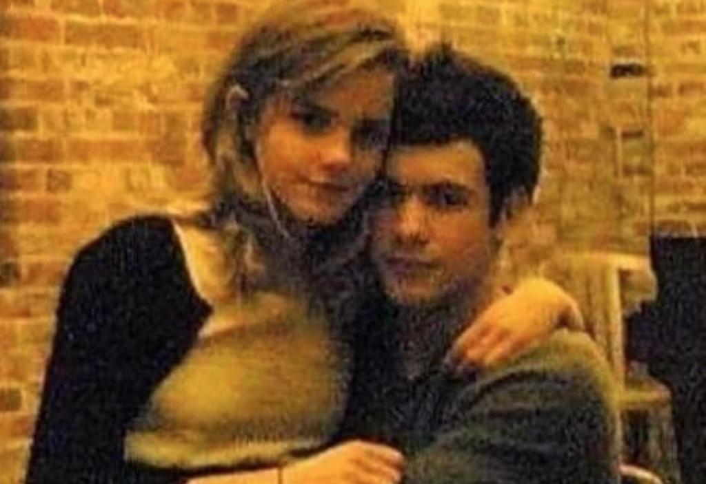 橄欖球運動員Tom Ducker，Emma Watson仍是一名學生時就已首度公開與橄欖球運動員Tom Ducker相戀，但後來因要專注學業而，兩人交往不到一年就分手。