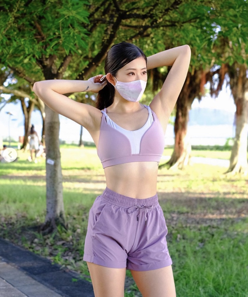 健身YouTuber Emi Wong做瑜伽時多著瑜伽蛼，外出運動她有時會選擇穿著「真理褲」。(圖片來源：IG@emiwong_)