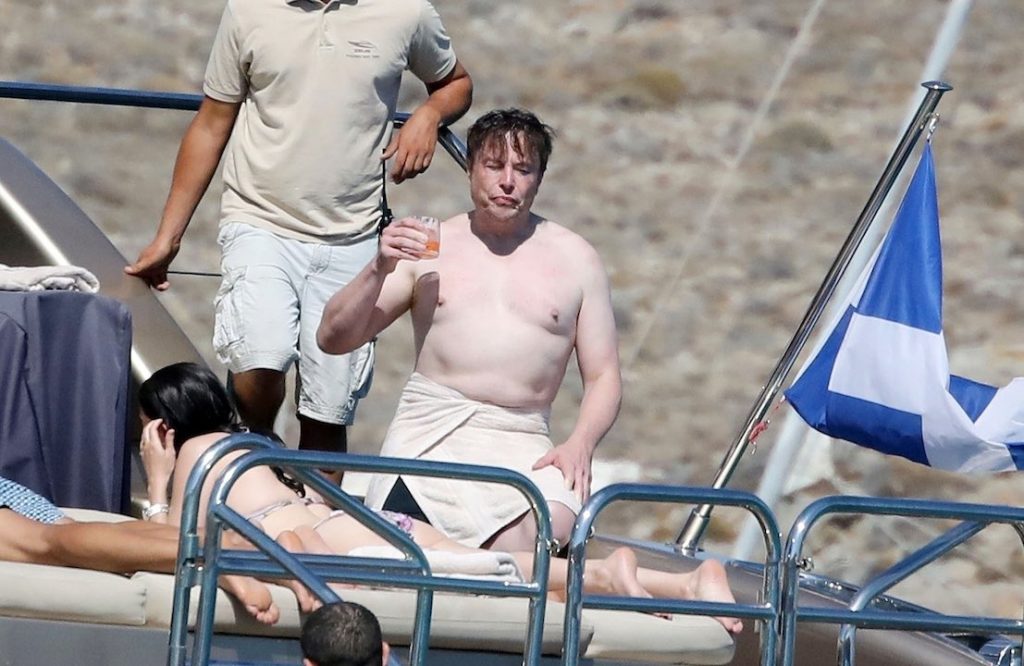 Elon Musk早前被拍到希臘渡假時身形暴脹。（圖片來源：twitter@SomeColdWater）