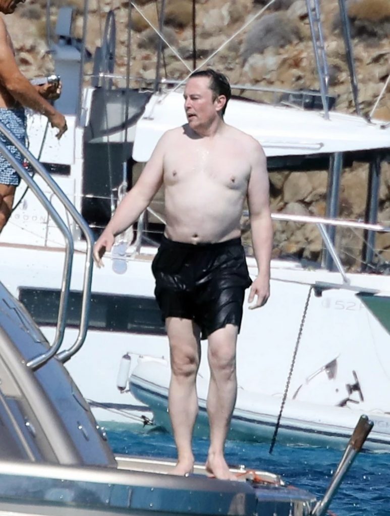 Elon Musk早前被拍到希臘渡假時身形暴脹。（圖片來源：twitter@SomeColdWater）