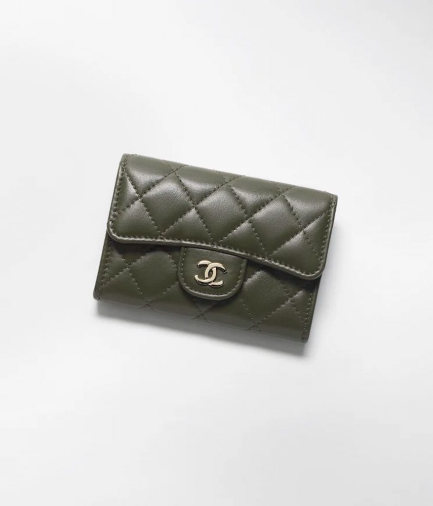 CHANEL古巴綠色名牌手袋：經典款垂蓋卡片套 HK$ 4,300  