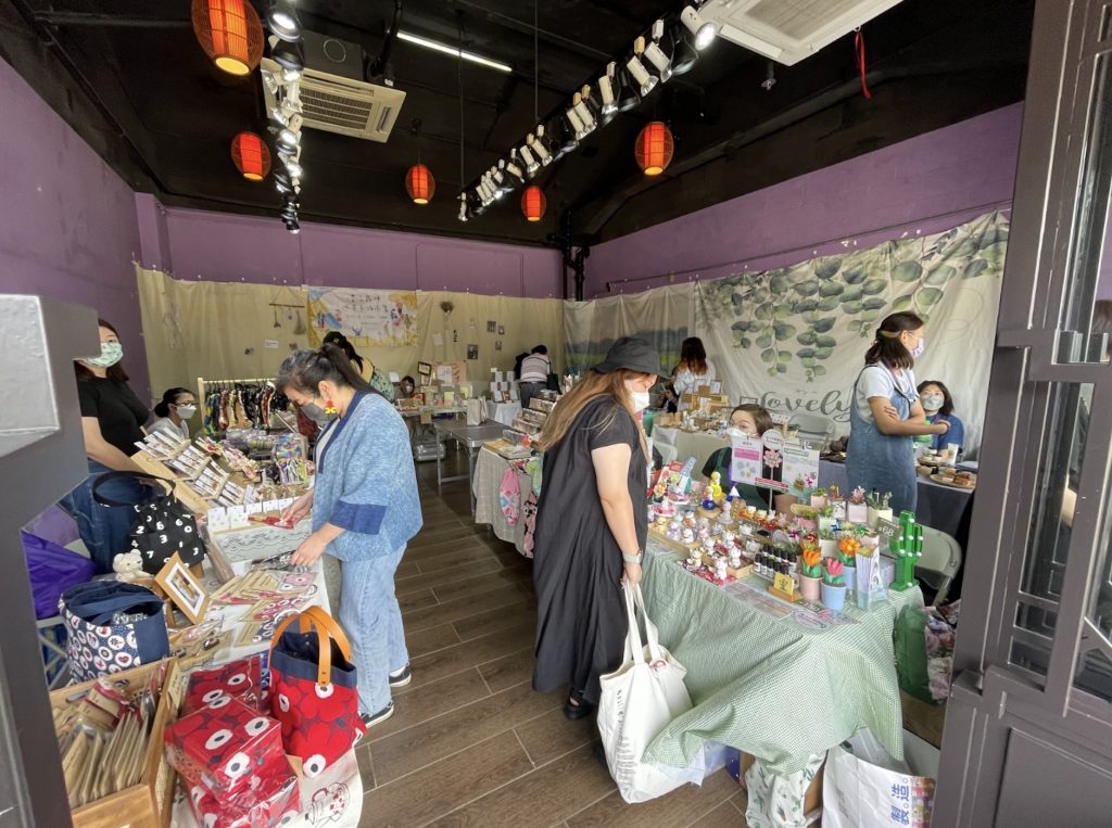 超過十多間本地特色小店將於昂坪市集週末手作市集售賣精美手工藝品，生活擺設和文青飾物等。.jpeg
