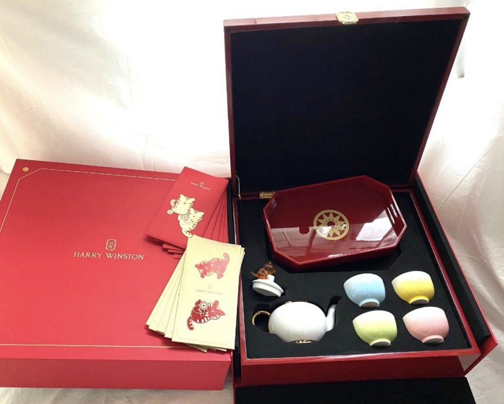 名牌利是封（第 4 位之 3）Harry Winston HW 新年利是及陶瓷茶具禮盒首飾箱（網上叫價：HK$2,500）