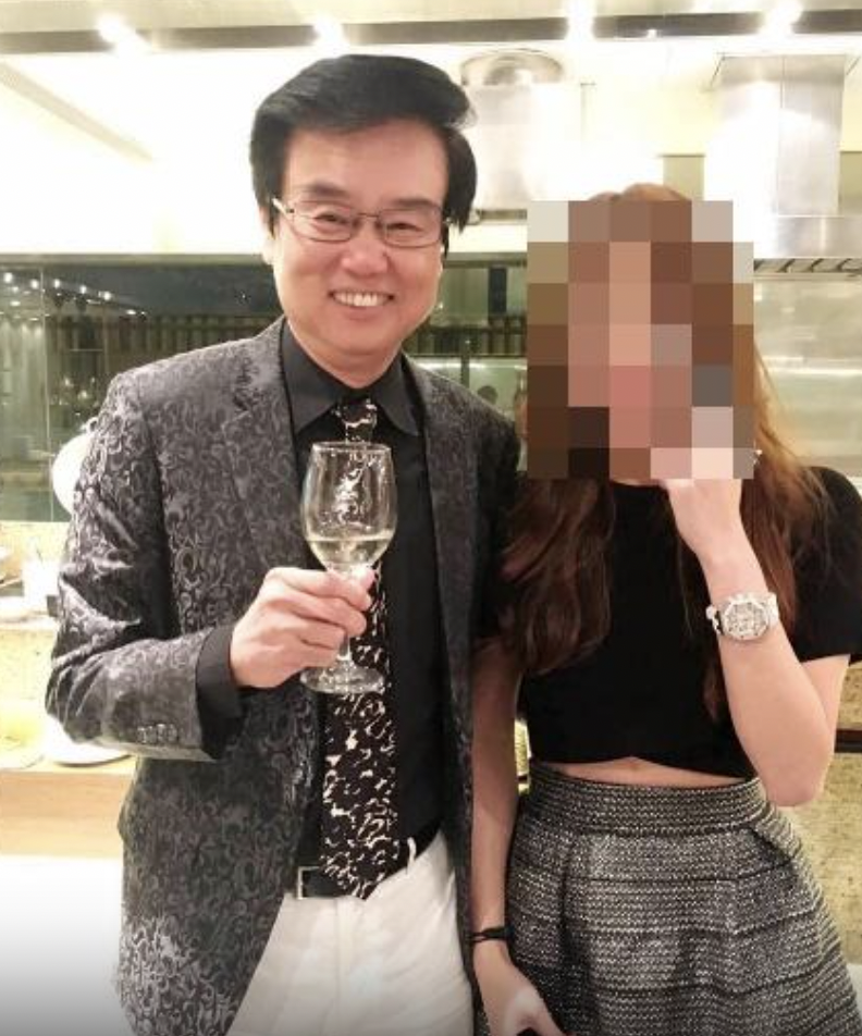 女友人與黃百鳴合照