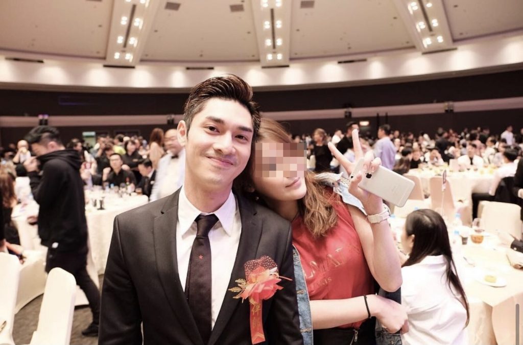 女友人與關楚耀合照