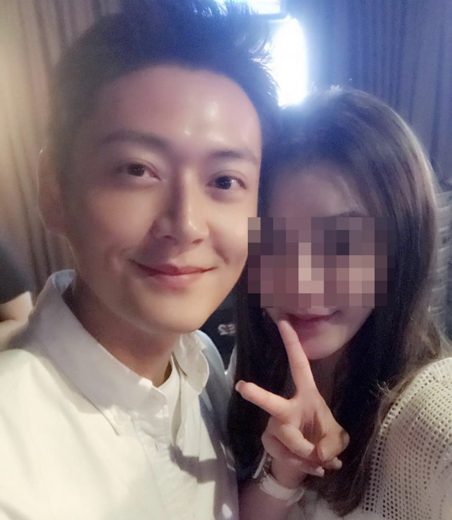 女友人與張振朗合照