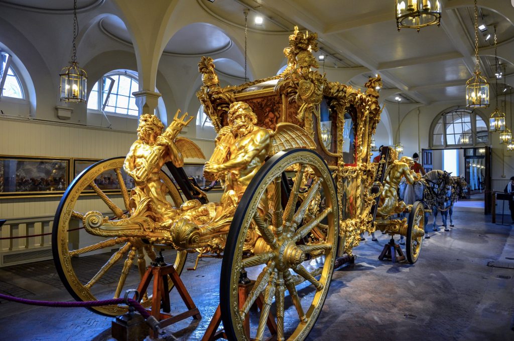 儀式後查理斯三世伉儷將改坐黃金馬車原路回白金漢宮。