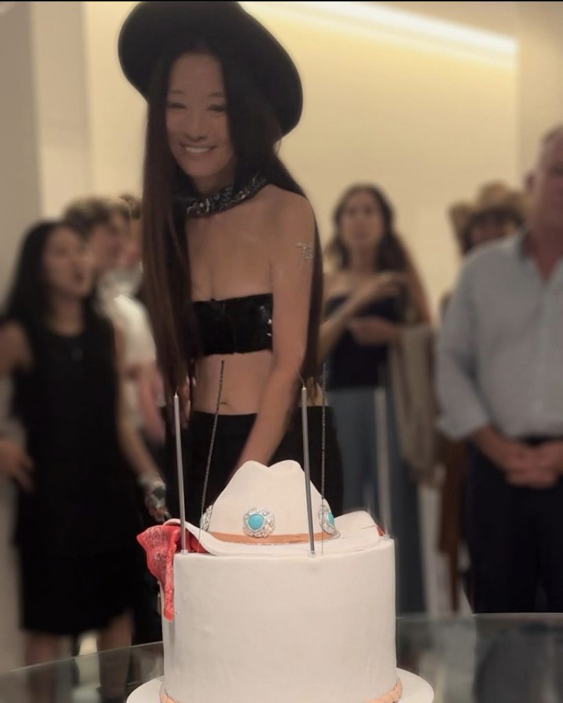 Vera Wang今年生日穿上黑色Bra Top展示傲人身段。(來源：IG＠verawang)