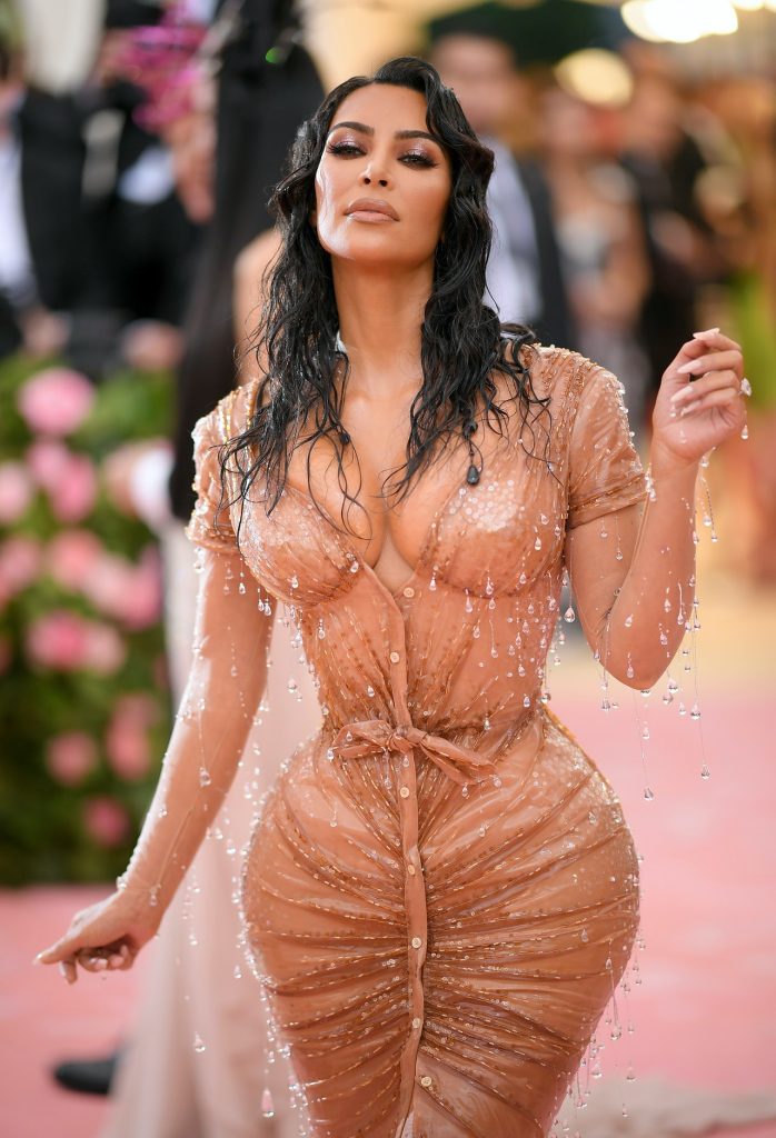 Kim Kardashian 在Met Gala的超貼身水滴造型晚裝