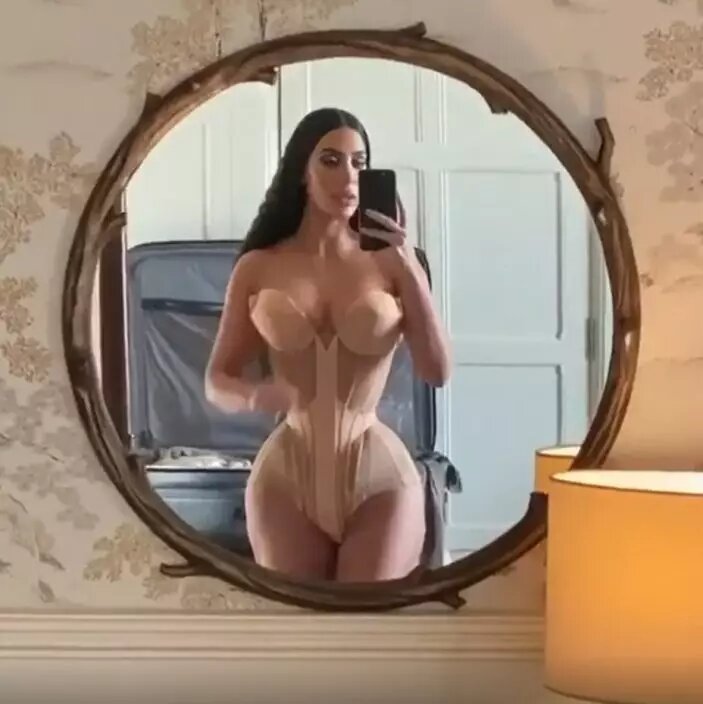 Kim Kardashian引起爭議的緊身束腰馬甲