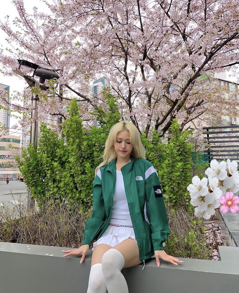 想嘗試鮮艷顏色，可以參考Somi選擇使用綠色運動外套，為整套純白色的運動套裝帶來明顯視覺效果。
